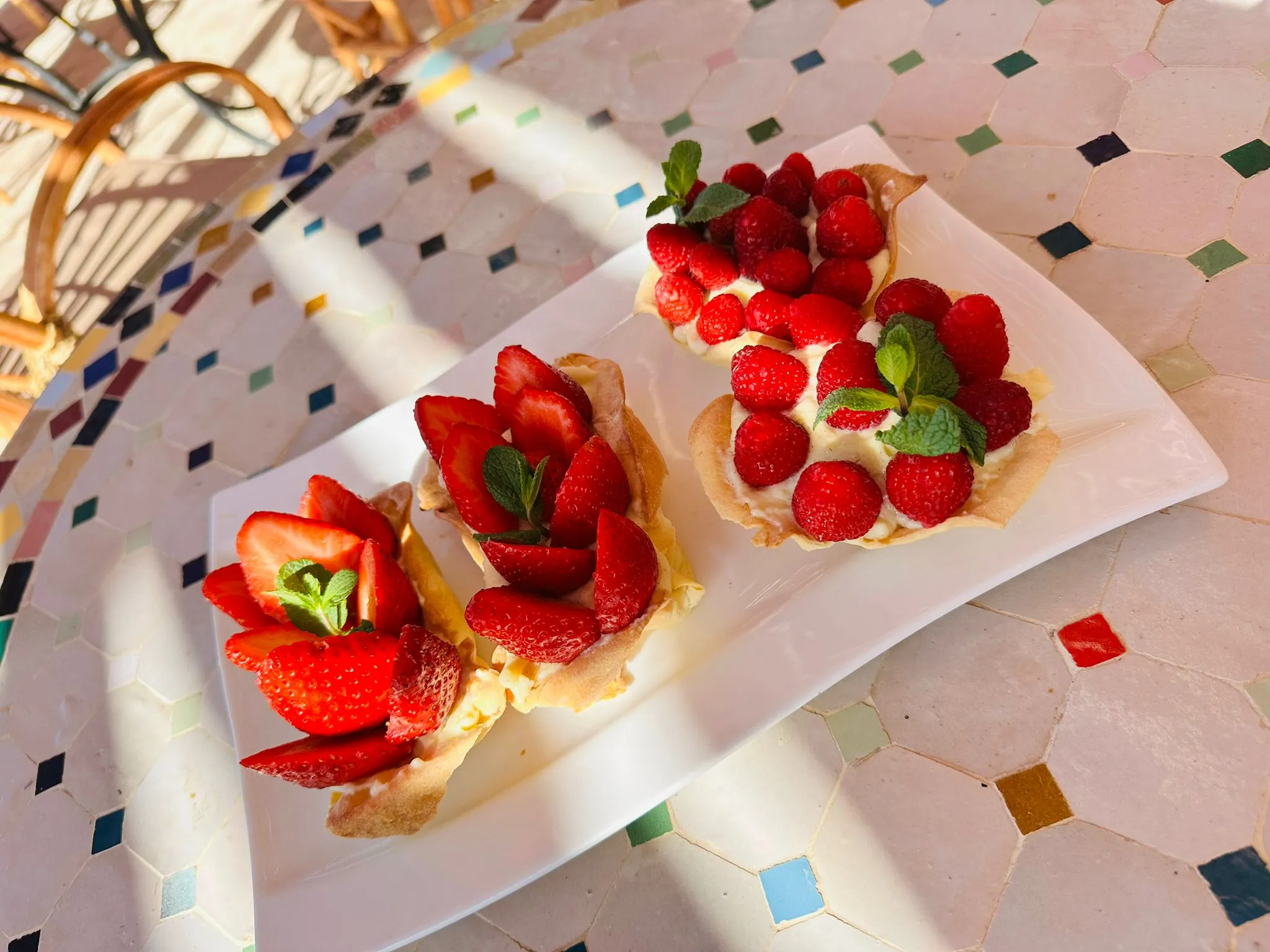 Dessert maison aux fraises et framboises sur une pâte croustillante, servi à Villa'S Essaouira.