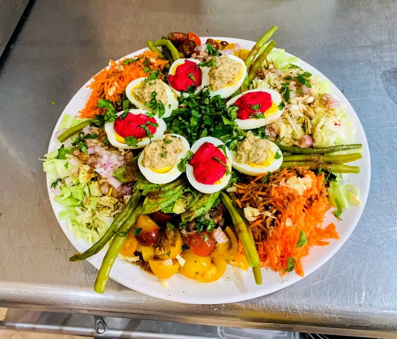 Salade composée marocaine avec légumes frais, œufs farcis et herbes aromatiques, servie à Villa'S Essaouira.