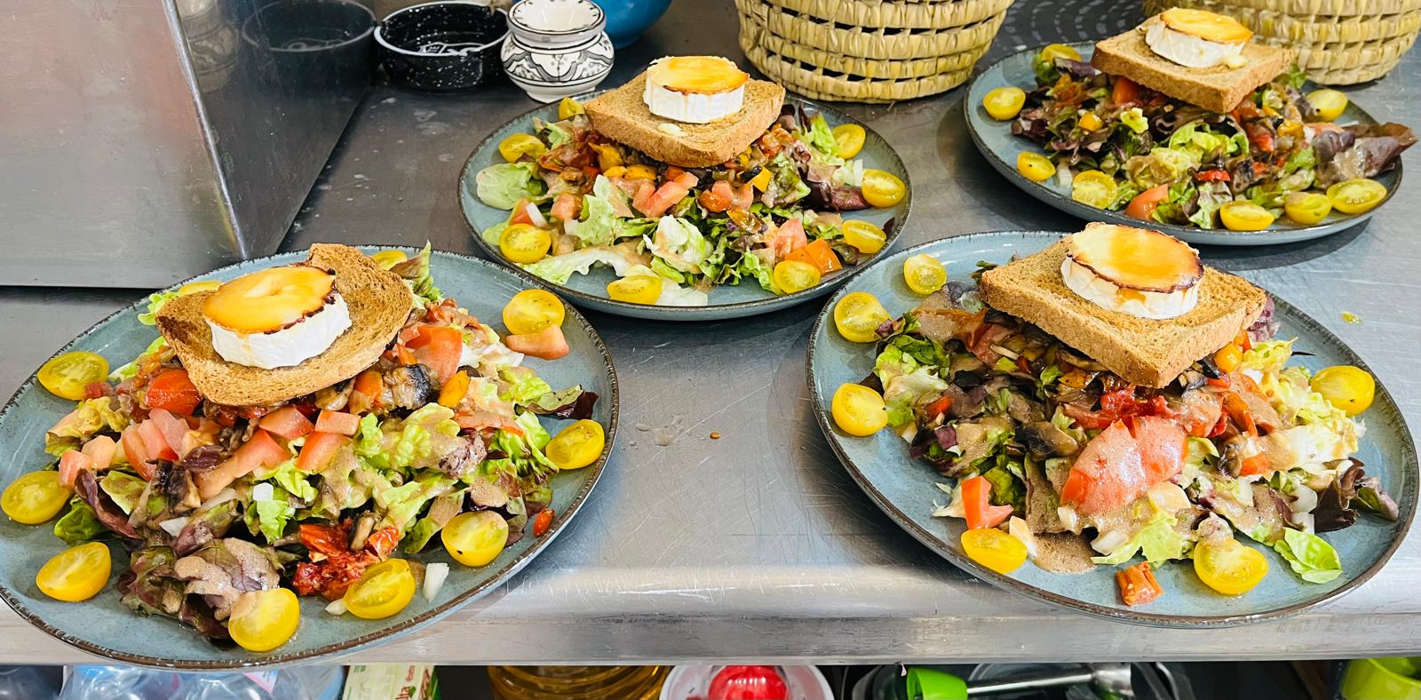Assortiment de bouchées maison : verrines à la betterave et avocat, tartelettes au fromage et muffins salés à Villa'S