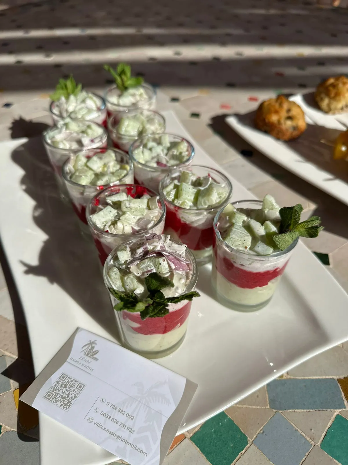Verrines fraîches aux légumes et mousse onctueuse, servies sur une assiette élégante à la Villa'S
