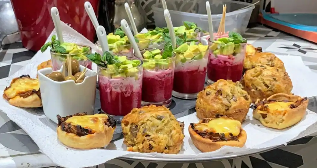 Assortiment de bouchées maison : verrines à la betterave et avocat, tartelettes au fromage et muffins salés à Villa'S