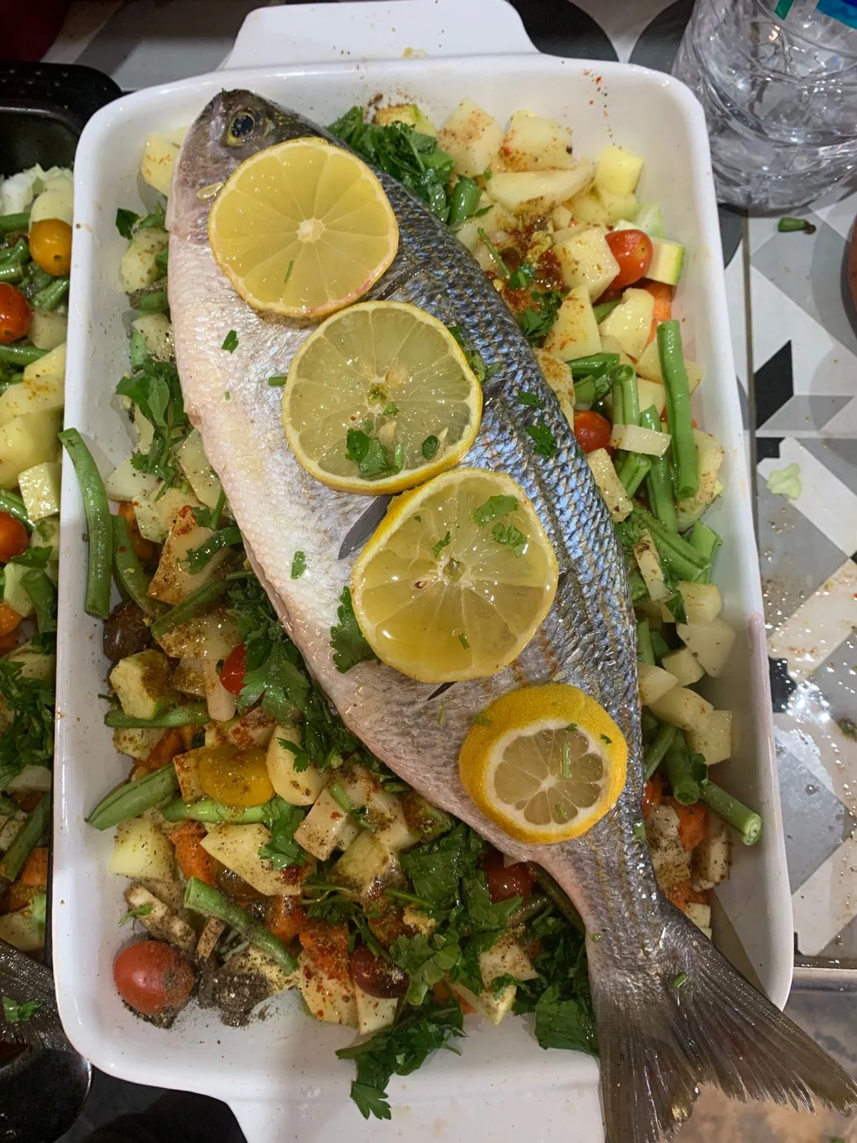 Daurade rôtie au citron, accompagnée de légumes frais et d'herbes aromatiques, préparée à Villa'S Essaouira.